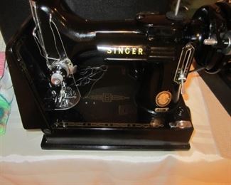 FEATHER WEIGHT SINGER SEWING MACHINE