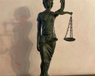 Nice Scales of Justice figurine . 