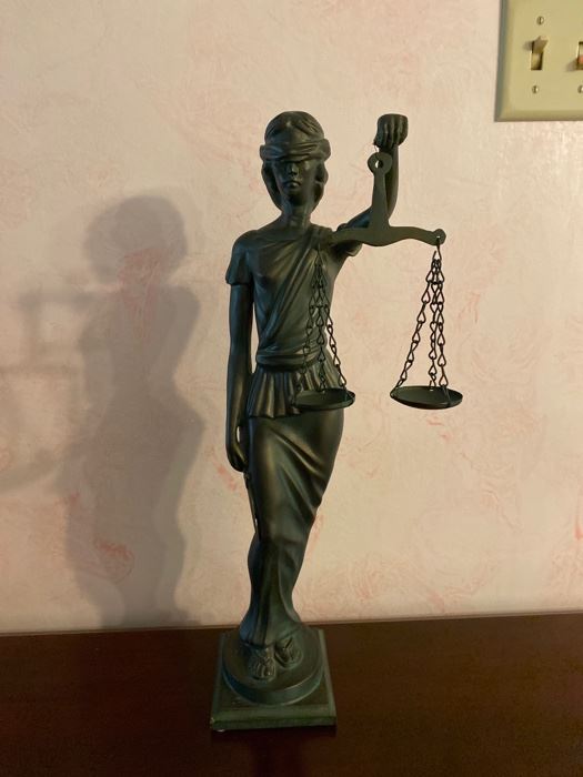 Nice Scales of Justice figurine . 