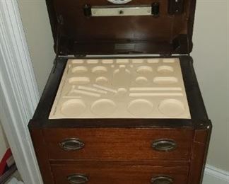 Vtg Caswell-Runyan Co. Walnut Wood Perfect Light Up Beauty Cabinet 20x13x30