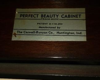Vtg Caswell-Runyan Co. Walnut Wood Perfect Light Up Beauty Cabinet 20x13x30