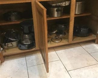 Lots of kitchen ware