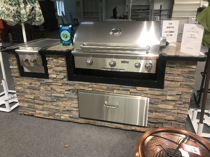 $10k retail outdoor patio complete kitchen, what a piece!  Brand New!!