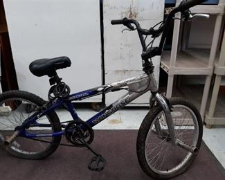 Mongoose Crush Aluminum Bicycle w/ Pegs