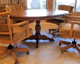 Kitchen table and chairs in beautiful condition.