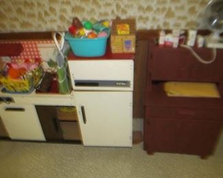 More children's kitchen items