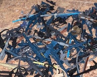 Many Star Wars figures weapons. To be sold as a lot to the highest bidder