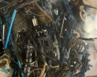 Many Star Wars figures weapons. To be sold as a lot to the highest bidder