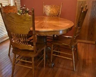 KITCHEN TABLE W/1 LEAF & 4 CHAIRS 