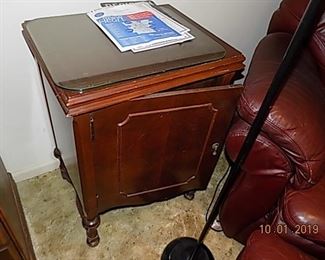 Vintage White sewing machine and cabinet - good condition