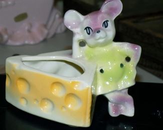 Vintage Shawnee Pottery #705 Mouse & Cheese, very good condition