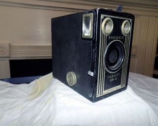 Brownie 6-16 box camera, stop leather strap is broken, in otherwise good condition