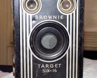 Brownie 6-16 box camera, stop leather strap is broken, in otherwise good condition