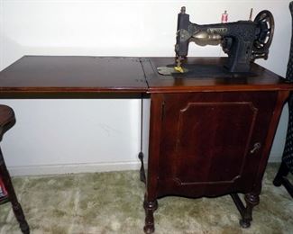 1929 White Rotary, Krinkle 1X and cabinet - good condition, needs drive belt