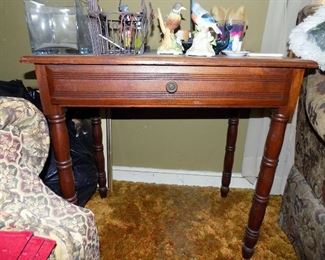 Small 4 legged table 19x27x28 tall