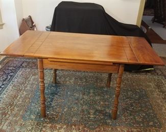 Vintage Maple Table w Pull Out Leaves https://ctbids.com/#!/description/share/252805