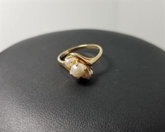 10 KP Gold Ring w Pearls https://ctbids.com/#!/description/share/252890