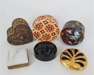 Lot 050
Lot (6) Small Decorative Boxes