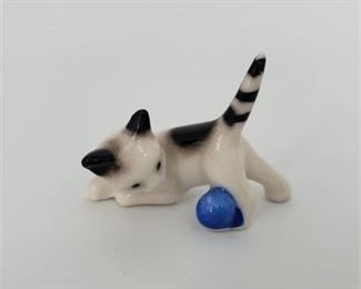 Lot 055
Made in W. Germany Porcelain Kitten Miniature Figurine