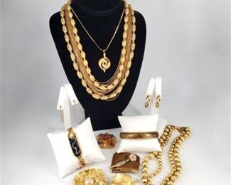 Lot 154
Gold Tone Costume Jewelry Lot