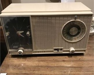 Lot 240
Vintage Zenith Clock Radio