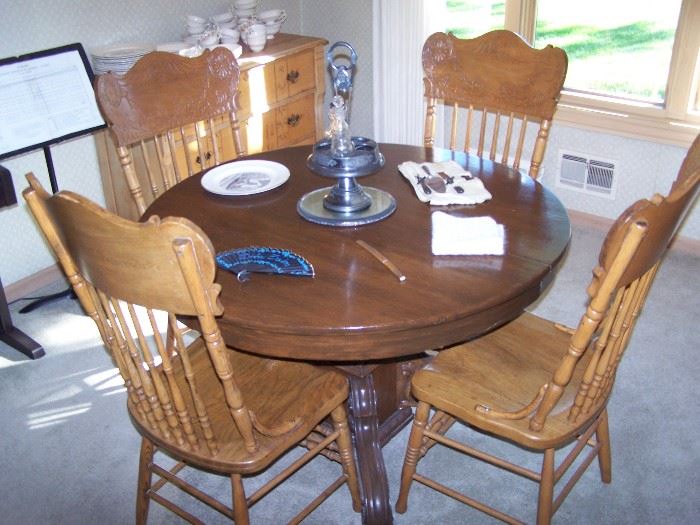 ROUND OAK TABLE , 4 PRESS-BACK CHAIRS & SMALLS