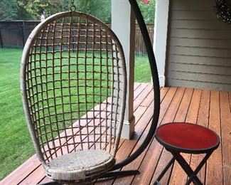 Swing in frame
Small red table
