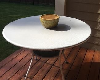 Round metal patio table