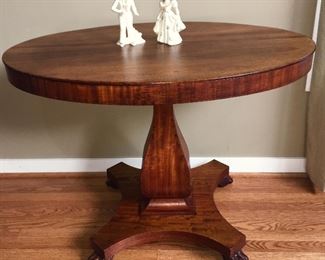 Beautiful oval antique parlor table w/ claw feet