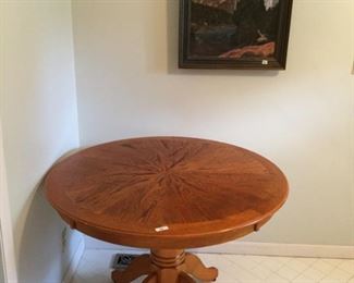ROUND OAK DINING TABLE