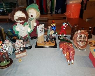 Clown figurines, more decor