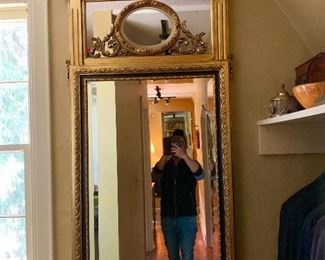 A fine quality French gold gilt mirror with ornate decoration.
