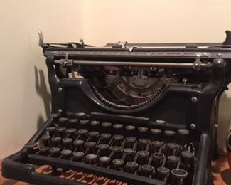 VINTAGE UNDERWOOD NO 5? TYPEWRITER