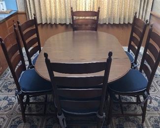 A nice solid and clean kitchen table and chairs !
