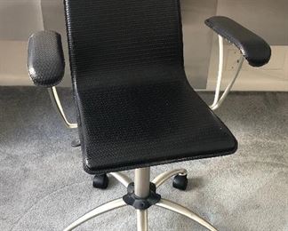 Leather Desk Chair https://ctbids.com/#!/description/share/251899