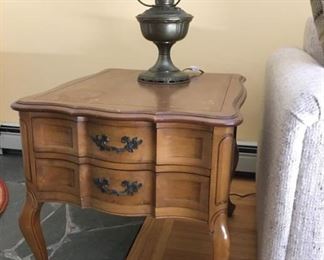 8382 Victorian Side Tablemin