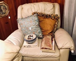 White leather chair - Hummel plates
