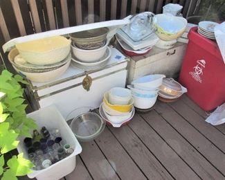 Pyrex, shot glasses, stoneware, pottery... The trunks are also for sale!