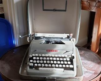 Antique Royal Quite De Luxe typewriter with carrying case, fully functioning