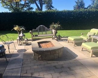 Overview of outdoor furniture available.