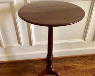 Pedestal table