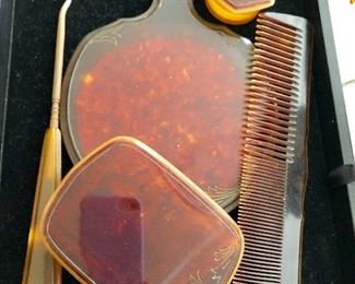Detail vanity set