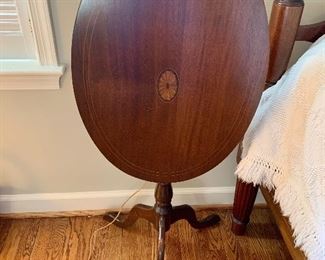 Oval inlay tilt top table