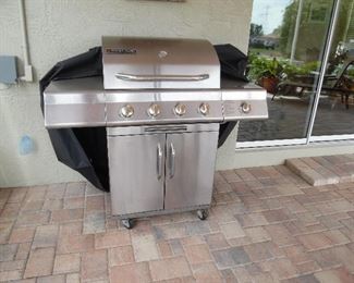 "Perfect Flame" stainless steel grill. 4 burners and 1 side burner