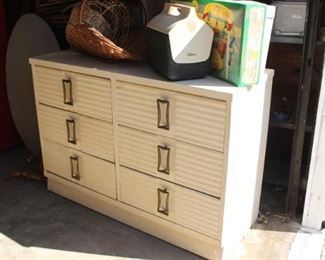 Mid Century chest of drawer just needs a wonderful color of paint such as "turquoise"and those huge 1950's handles will show off tremendously. 