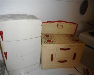 Vintage Wolverine Toy Refrigerator. Metal Stove 