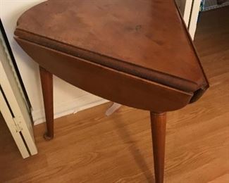 ROUND END TABLE W/ FOLD DOWN LEAVES