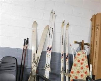 Assorted vintage skis 