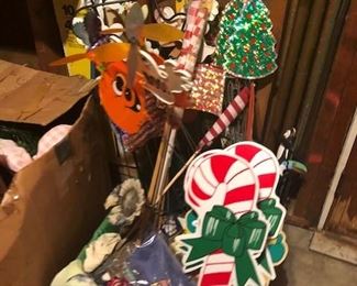 HOLIDAY LAWN ORNAMENTS