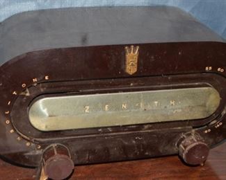 Vintage Zenith Bakelite Radio